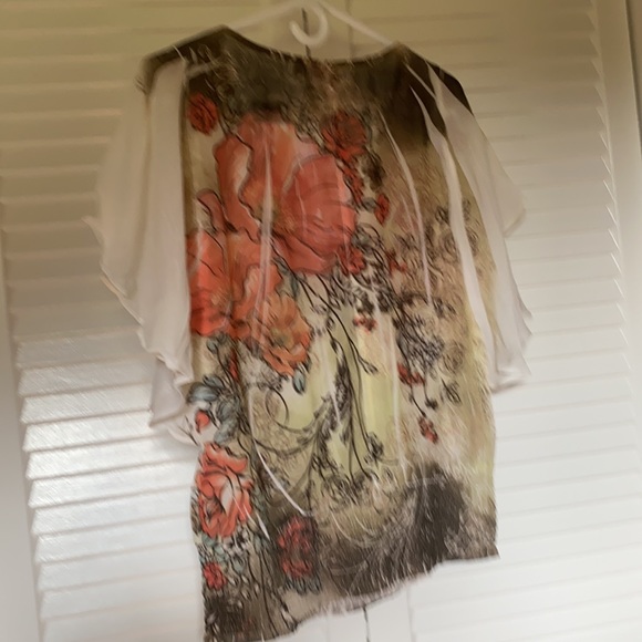 Beautiful flower blouse - Picture 2 of 3